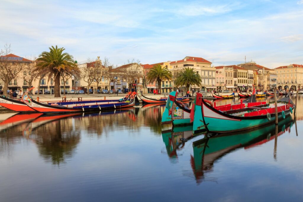 Barcos Moliceiro en Aveiro, estación de la primavera en Portugal